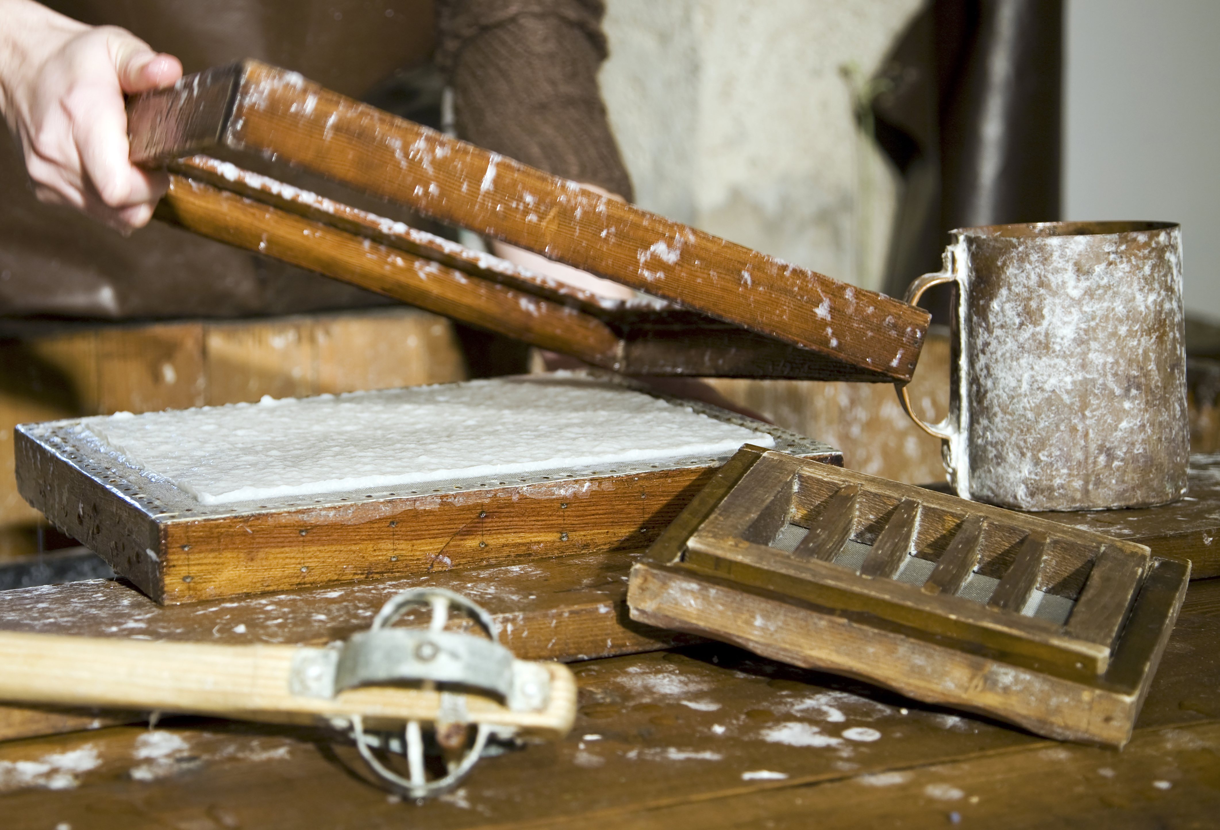 Museo della carta di Toscolano Maderno. Piccoli mastri cartai all’opera.